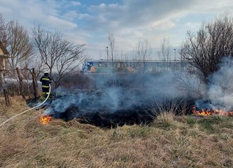 FOTO: Gorjelo nisko raslinje uz prugu u Desincu, vatrogasci apeliraju: 'Ako spaljujete korov obavijestite nas!'