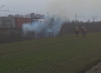 FOTO: Gorjelo nisko raslinje uz prugu u Desincu, vatrogasci apeliraju: 'Ako spaljujete korov obavijestite nas!'