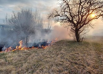 FOTO: Gorjelo nisko raslinje uz prugu u Desincu, vatrogasci apeliraju: 'Ako spaljujete korov obavijestite nas!'