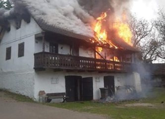 Florijanovo s pribićkim vatrogascima: Dobrovoljci u svega 7 minuta iz goruće kuće spasili staricu