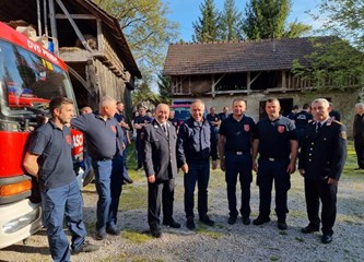 Florijanovo s pribićkim vatrogascima: Dobrovoljci u svega 7 minuta iz goruće kuće spasili staricu