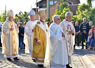 FOTO U Krašiću otkrivena bista Ivana Pavla II.
