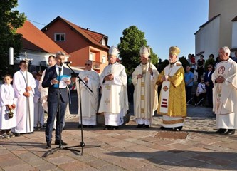 FOTO U Krašiću otkrivena bista Ivana Pavla II.