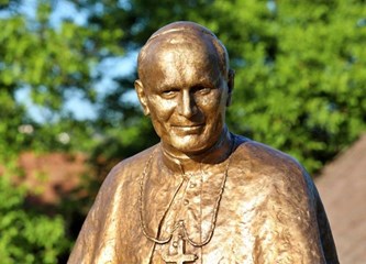 FOTO U Krašiću otkrivena bista Ivana Pavla II.