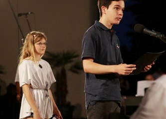 Ispred Pastoralnog centra održan je poetsko-glazbeni program "Svetom Duhu na čast"