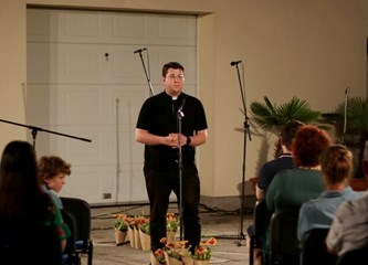 Ispred Pastoralnog centra održan je poetsko-glazbeni program "Svetom Duhu na čast"