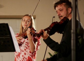 Ispred Pastoralnog centra održan je poetsko-glazbeni program "Svetom Duhu na čast"