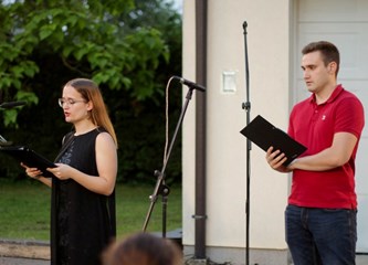 Ispred Pastoralnog centra održan je poetsko-glazbeni program "Svetom Duhu na čast"