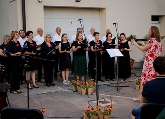 Ispred Pastoralnog centra održan je poetsko-glazbeni program "Svetom Duhu na čast"