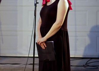 Ispred Pastoralnog centra održan je poetsko-glazbeni program "Svetom Duhu na čast"