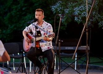 Ispred Pastoralnog centra održan je poetsko-glazbeni program "Svetom Duhu na čast"