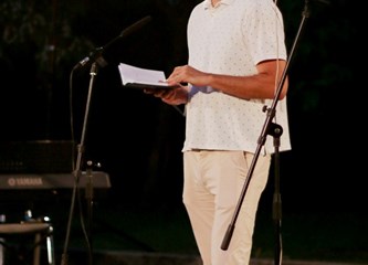 Ispred Pastoralnog centra održan je poetsko-glazbeni program "Svetom Duhu na čast"