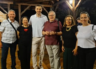 Ispred Pastoralnog centra održan je poetsko-glazbeni program "Svetom Duhu na čast"