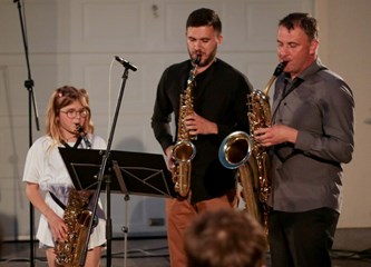 Ispred Pastoralnog centra održan je poetsko-glazbeni program "Svetom Duhu na čast"