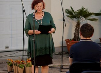 Ispred Pastoralnog centra održan je poetsko-glazbeni program "Svetom Duhu na čast"