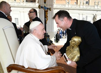 Župljani Krašića papi darovali bistu blaženog Alojzija Stepinca