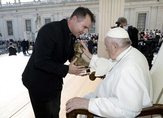 Župljani Krašića papi darovali bistu blaženog Alojzija Stepinca