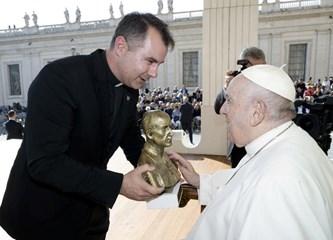 Župljani Krašića papi darovali bistu blaženog Alojzija Stepinca