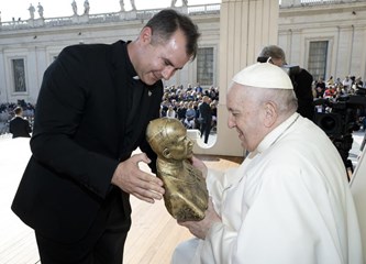 BOŽIĆNA PORUKA: Rodio se Isus, svijeta razveselitelj!