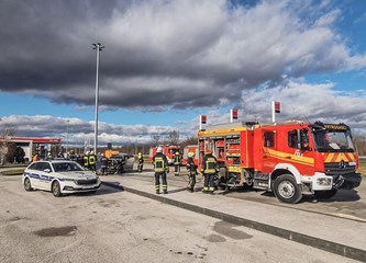 FOTO: Na odmorištu Donji Desinec izgorio automobil