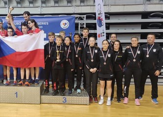 Viktorija Oslaković u debitantskokm nastupu za kadetsku stolnotenisku reprezentaciju osvojila zlato i broncu!